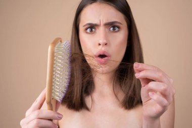 Saç dökülmesi sorunu için, kadın saçlarını dağınık gösteriyor..