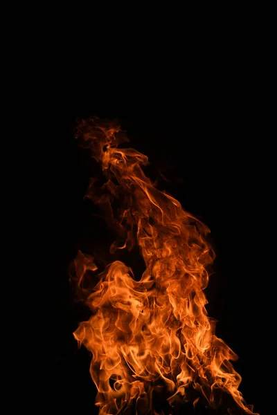 화염은 검은 배경에서 분리 된다. 불꽃이나 추상적 인 질감을 태워. 화재 패턴을 위한 예술 디자인, 불꽃 질감. — 스톡 사진