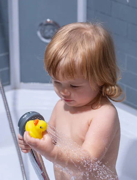 Baby showering. Portrait of kid bathing in a bath with foam. — 图库照片