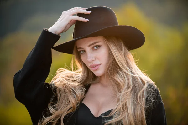 Autumn romantic casual woman portrait in fashion brim black hat. Beautiful girl outdoor, close up beauty young female face. Trendy autumn fall hat. — стоковое фото