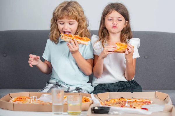Children eating pizza. Little girl and boy eat pizza. — Foto de Stock