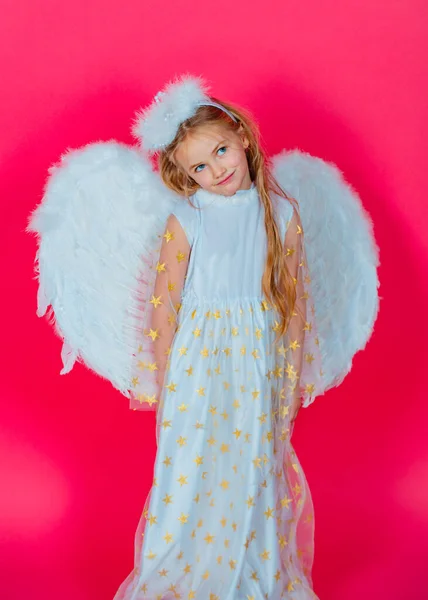 Angel child girl with wings, valentines day. Child with angelic character. Toddler girl wearing angel costume white dress and feather wings. Consept of innocent child. — Photo
