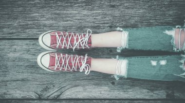 Macera zamanı insanlar için. Kamp ve macera arka plan. Çocuk kavramı macera. Camp kırmızı spor ayakkabılar. Tatil kampı ve yaz tatili.