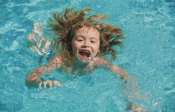 Criança relaxar na piscina de verão. Crianças verão férias conceito. — Fotografia de Stock