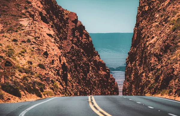 山路。通往岩石山的道路. — 图库照片