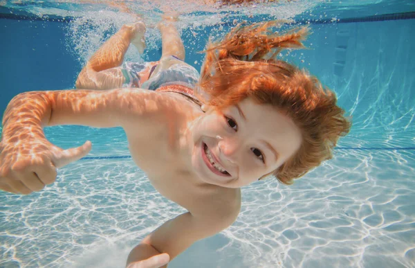 快乐的男孩在水里游泳和潜水，快乐的男孩在水里游泳和潜水。与子女共度暑假时，积极健康的生活方式、水上运动及游泳课程. — 图库照片