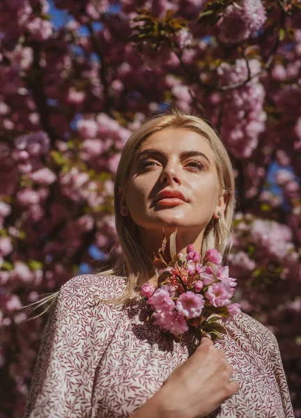Chica en flor sakura de cerezo. Retrato al aire libre de hermosas chicas sensuales de moda posando cerca del árbol floreciente con flores rosadas. —  Fotos de Stock