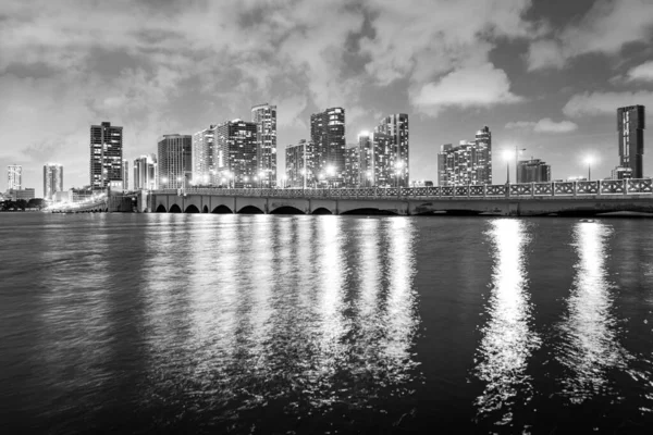 マイアミ市だ。アメリカのダウンタウンの風景。フロリダ州。夜の町. — ストック写真