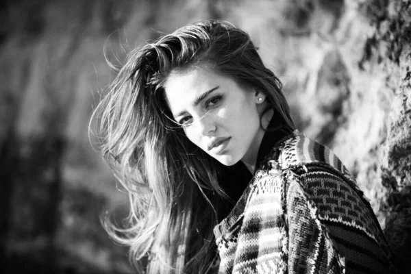 Vacker kvinna i boho stil tröja. Vacker ung kvinna i mode klänning utomhus. Sexig och sensuell kvinnlig modell. — Stockfoto