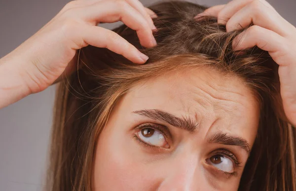 Mujer estresada es muy molesto debido a la pérdida de cabello. Corte de pelo y alisado cuidado del cabello. Problema grave de pérdida de cabello para el champú de atención médica. —  Fotos de Stock