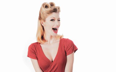Kırmızı dudaklı kadın sürpriz bir sevinçle bağırıyor. Reklam için jestler. Pozitif neşeli, şaşkın kızın portresi. Omg. Eski saç modeli. Pozitif neşeli kızın portresi. Zarif bir kadın modelle