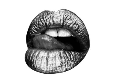 Altın dudaklar. Ağızdan gelen altın boya. Makyajlı kadın ağzında altın dudaklar. Altın metalik için duygusal ve yaratıcı tasarım. Dişi altın parıltılı ruj..