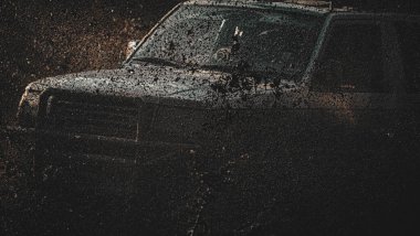 Yarışa hazırlık lastikleri. Off-road yarışlarında çamur ve su sıçraması. Dağ yolunda yoldan çıkar. Çamurda izin iler. 4x4 Off-road suv araba. Offroad arabası. En iyi Off Road Araçlar. Safari.