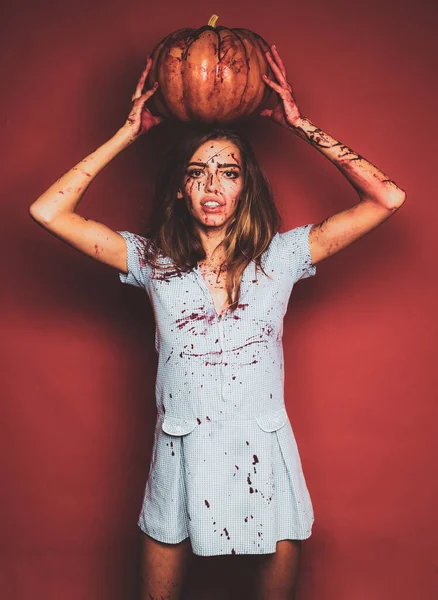 Ragazza con la zucca. Un terribile Halloween. Porca miseria!. — Foto Stock