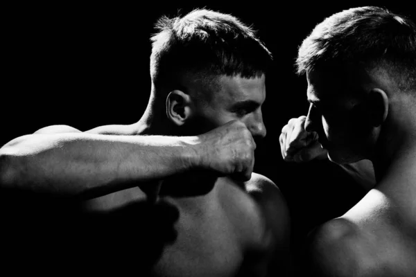 Conflictmannen vechten. Boze man. Sterke en krachtige mannen hand met spieren. — Stockfoto