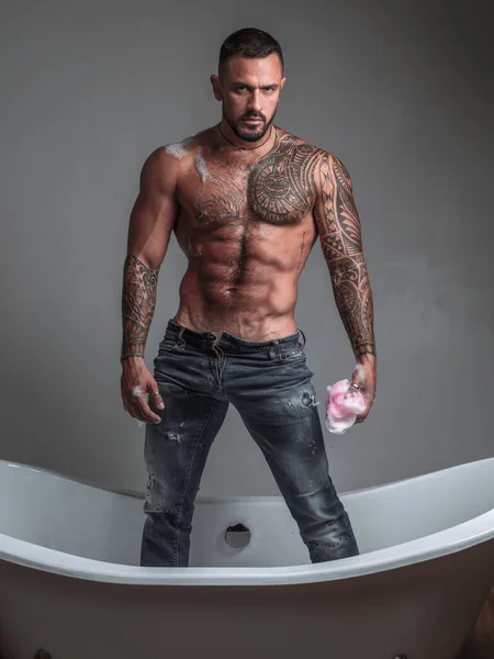 Muscular atlético sexy masculino com tronco nu. Homem com corpo tatuado. Homem Brutal confiante e bonito. Saúde dos homens. Lindo tronco masculino . — Fotografia de Stock