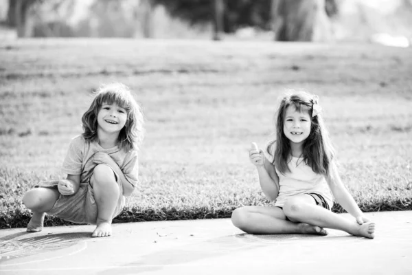 Pár gyerek kint játszik. A gyerekek alkalmazkodnak. Testvér nővér a nyári napfényes parkban. — Stock Fotó