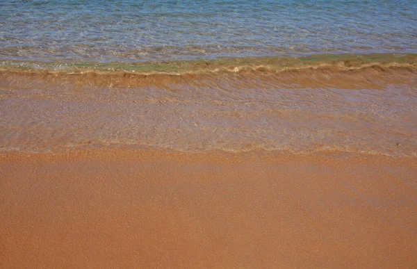 Fond marin, nature de plage tropicale d'été avec des rayons de soleil. Plage de sable, eau de mer avec espace de copie, concept vacances d'été. — Photo