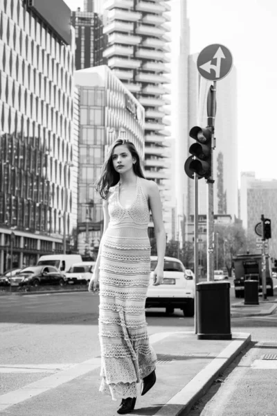 स्ट्रीट स्टाइल फैशन मिलान सड़कों पर चलने वाली महिला . — स्टॉक फ़ोटो, इमेज