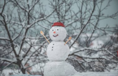 Sevimli kardan adam ile - hediye kış Noel manzara ayakta hediyeler. Yeni yıl hediyesi. Alışveriş çantası ile Kardan Adam - hediye alışveriş konsepti. Tasarım Hediyelik El Yapımı.