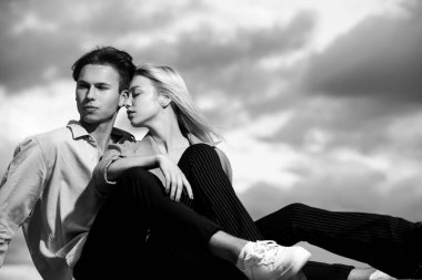 Sarılıp kucaklaşan genç aşıklar. Sevgi ve şefkat dolu bir çift..