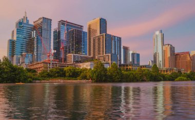 Austin Teksas 'ın günbatımı açık gökyüzü boyunca yaz akşamı şehir merkezindeki gökyüzü boyunca güneş....
