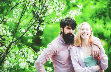 Sevgililer Günü 'nü kutlarken birlikte vakit geçirmenin tadını çıkarıyorum. Yeşil bahar sonbahar çifti.