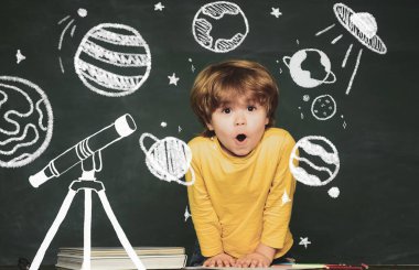 Ilkokul. Okula ve mutlu zamanlara geri dönelim. Kara tahta arka planı. Evde öğrenmek. Okula geri dön. Özel okul.