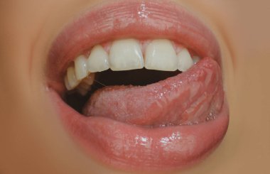 Dil ve seksi kadın dudakları. Seksi şehvetli kadınlar ağızlarını açar. Makro dili kapat..