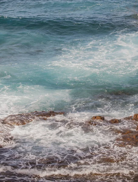 青い海と美しい崖と海岸の風景。青い水の海岸沿いの石岩. — ストック写真