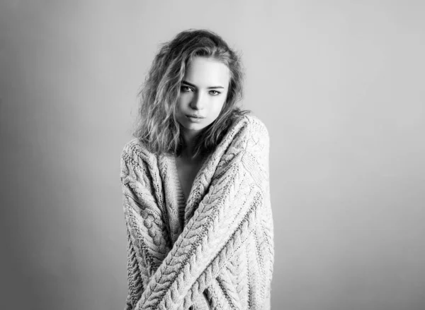 Άνετο στυλ. Γυναίκα με πουλόβερ. Όμορφη κυρία που φοράει ζεστό μάλλινο πουλόβερ. — Φωτογραφία Αρχείου