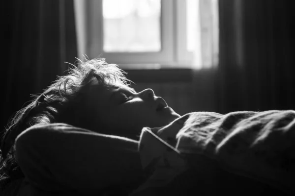 어린 소년 이 침대에서 자고 있었습니다. 고요 한 잠. — 스톡 사진