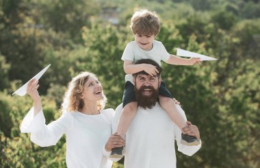 Mutlu çocuk aşık Retro hipster romantik çift. Yaz alanında çocuk ile Mutlu aile - uçan kavramı hayal. Ebeveynlik ve çocukluk kavramı.
