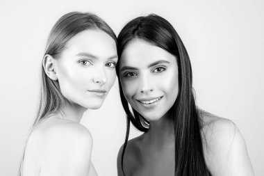 Gülümseyen doğal güzellik lezbiyen bir çift sevgili ilişkileri var..