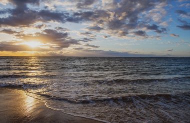 Deniz manzarası, doğa geçmişi. Güneşli bir günde açık okyanus suyuyla dolu gök mavisi bir sahil..