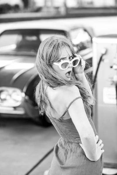 Carro vintage americano. Velho carro. Sensual mulher retro automóvel. — Fotografia de Stock