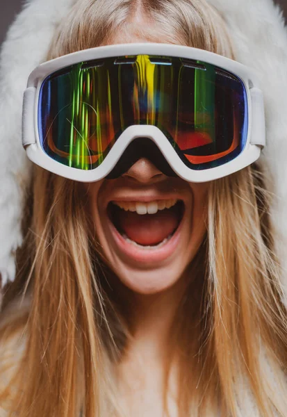 Aufgeregt staunende Frau mit Skibrille. Nahaufnahme Winter Porträt von jungen erstaunlichen Mädchen mit Schneebrille. Lustiges Gesicht. — Stockfoto