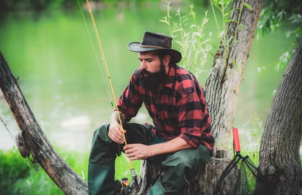 Hombre relajante naturaleza fondo. Pesca con mosca. La vida siempre es mejor cuando estoy pescando. Ocio de verano. Verdadera felicidad. Pesca de caza mayor. Estrategia. Si los deseos fueran peces . —  Fotos de Stock