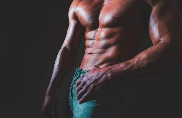 Foto de perto do atlético com abdominais perfeitos. Homens abdominais. Aptidão muscular abdominal. Homem seis pack . — Fotografia de Stock