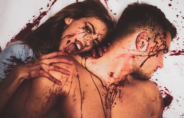 Sexy vrouw vampier bijt mans nek. Vleesman in de slagerij. Slachter snijdt vlees. Vervloekte make-up.. — Stockfoto