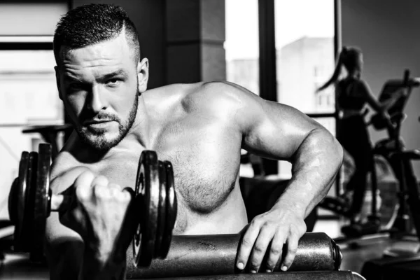 Un homme musclé en crossfit. Un homme qui s'entraîne avec des haltères. Haltère. Musclé gars exercices avec haltères. Culturiste fort. Muscles avec haltère. — Photo