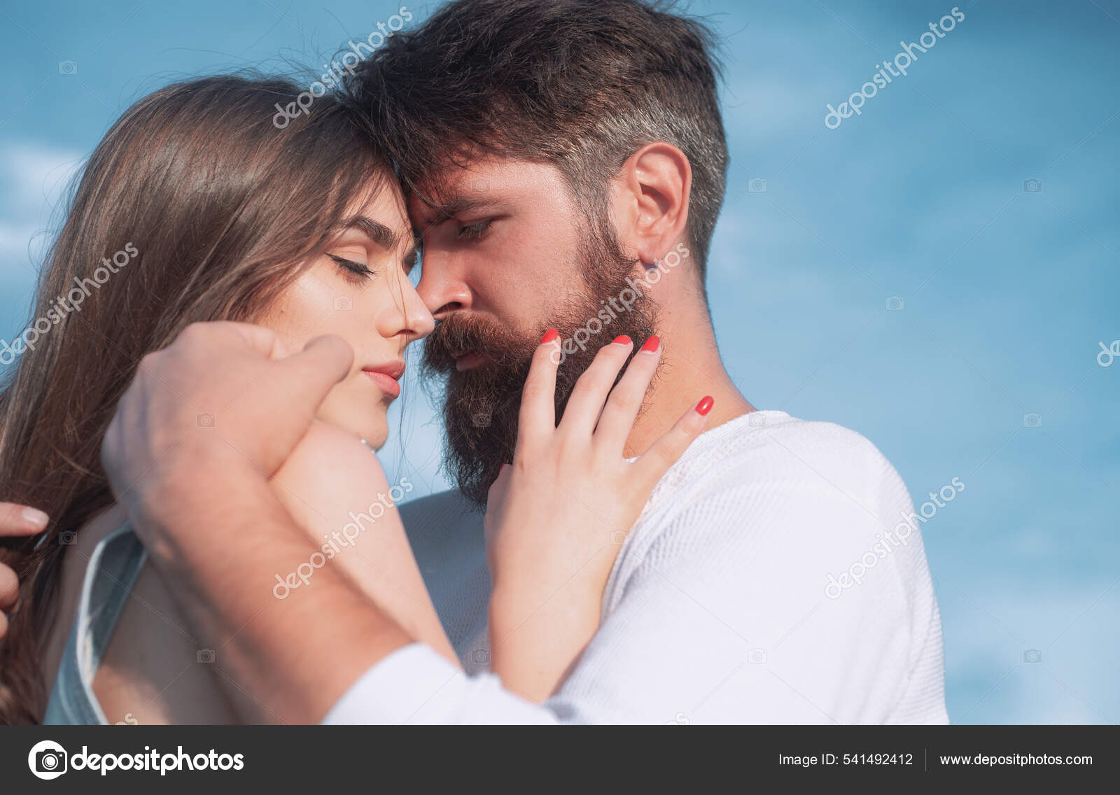Intimidad y ternura en el amor. Momentos íntimos para amantes felices. Pareja de amantes jóvenes. Pareja feliz enamorada divirtiéndose. Un beso sensual. Pareja sensual acercándose para sentir los labios del otro .: Intimidad y ternura en el amor. Momentos íntimos para amantes felices. Pareja de amantes jóvenes. Pareja feliz enamorada divirtiéndose. Un beso sensual. Pareja sensual acercándose para sentir los labios del otro .: