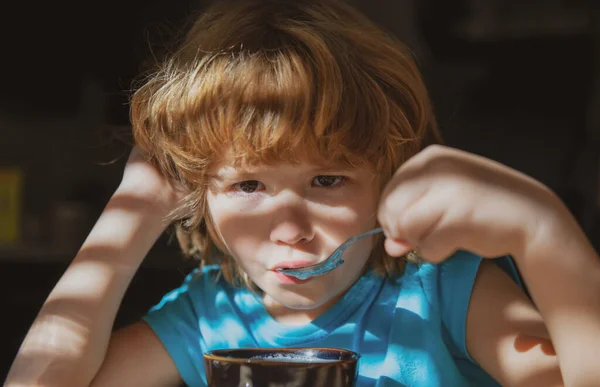 Domowe jedzenie dla dzieci. Chłopak je zupę. Zdrowe odżywianie dla dzieci. Żywność ekologiczna. — Zdjęcie stockowe