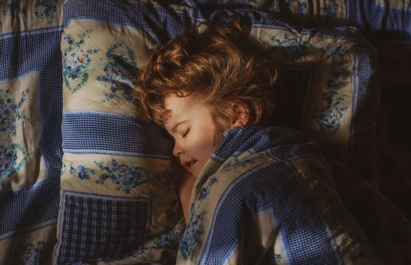 금발의 남자 애가 침대에서 자고 있어. 잠 자는 아이들. — 스톡 사진