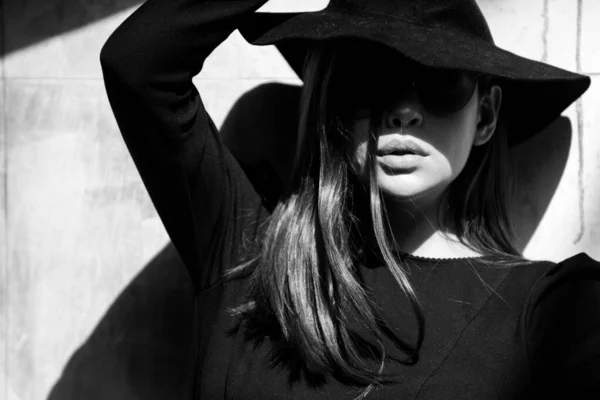 Hermosa mujer en sombrero en ropa de primavera de verano de moda al aire libre. Mujer modelo elegante caminando calle de la ciudad. Tendencia de verano, ropa de moda. — Foto de Stock