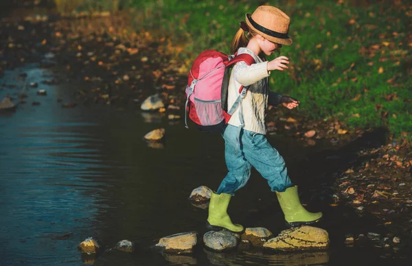 Retrato de verão de menina menina bonito feliz viajando e acampamento. Criança menina andando no rio. Verão no campo. Conceito Crianças e natureza. Natureza e estilo de vida das crianças . — Fotografia de Stock