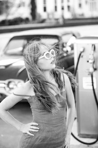 アメリカのレトロな自動車。古い車。官能的な女性のヴィンテージ自動車. — ストック写真