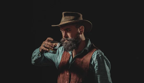 Altes traditionelles Whiskeygetränk - Gentlemen-Getränk. stilvolle elegante Barkeeper mit Bart hält Whiskey-Glas. stilvoller reicher Mann mit einem Glas alten Whisky. — Stockfoto