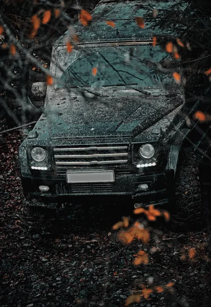 Der Jeep krachte in eine Pfütze und sammelte eine Menge Dreck auf. Rallye-Rennen. Offroad auf der Bergstraße. — Stockfoto