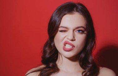 Seksi kız portresi. İnsanlar duygular ve duygular. Baştan çıkarıcı arzu. Güzellik modası.